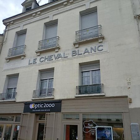 Appartement Le Cheval Blanc La Chartre Sur Le Loir Extérieur photo